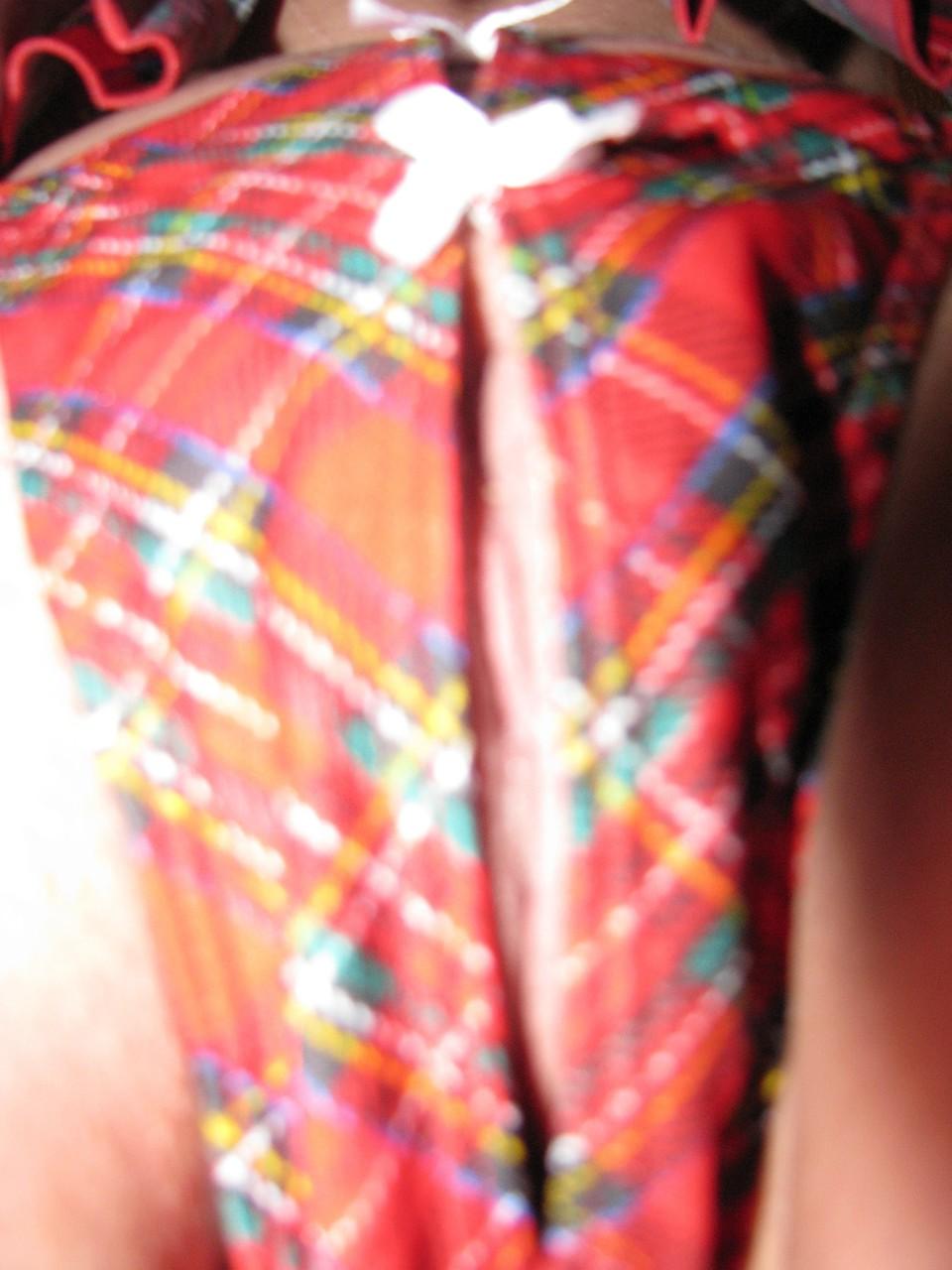 20P La sucia joven amateur Becky se toma selfies de su culo, sus tetas y su coño en el espejo