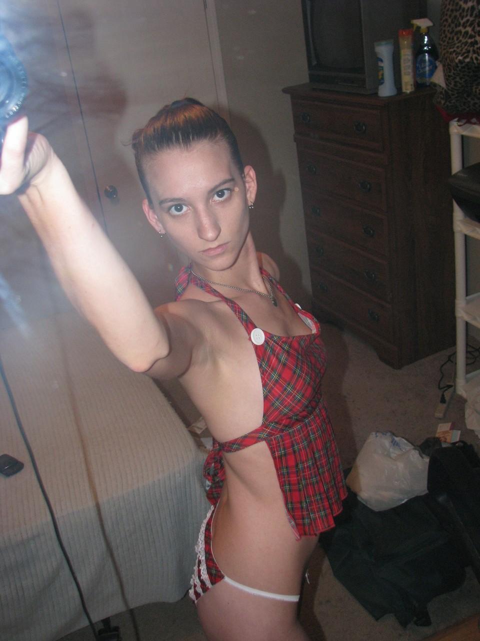 20P La sucia joven amateur Becky se toma selfies de su culo, sus tetas y su coño en el espejo