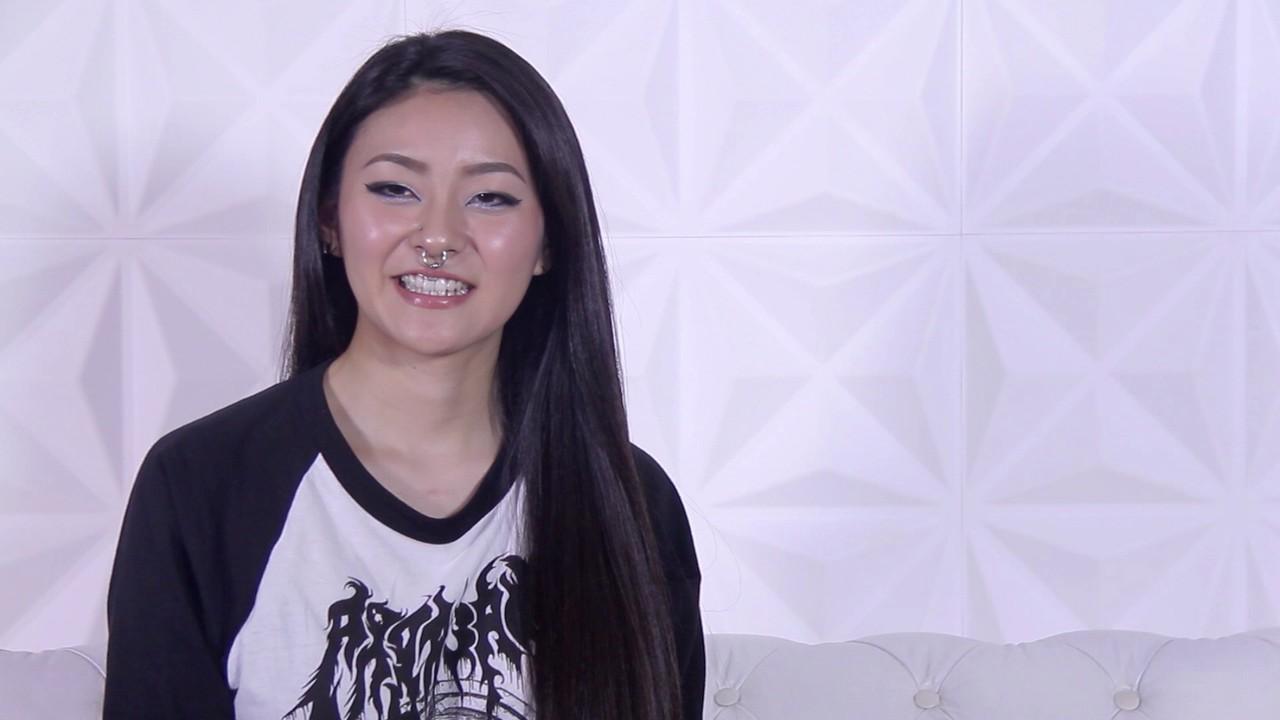 15P 大きな戦利品の日本人美女レイ・リル・ブラックが指を指して彼女の角質マンコをおもちゃにする