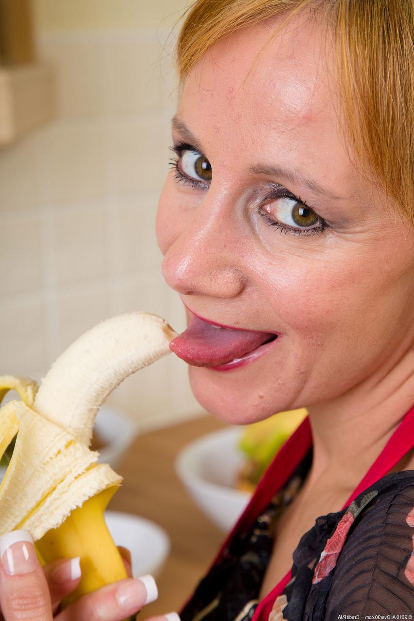 20P Kinky madura Tiffany T expõe seus seios flácidos e esfrega sua vulva na cozinha