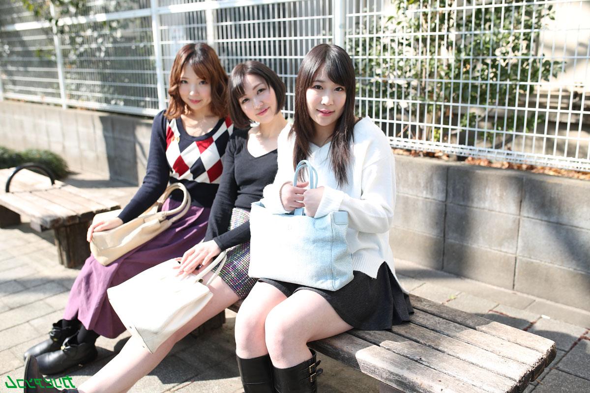 20P Três estudantes japonesas têm suas bucetas inocentes amamentadas em uma orgia