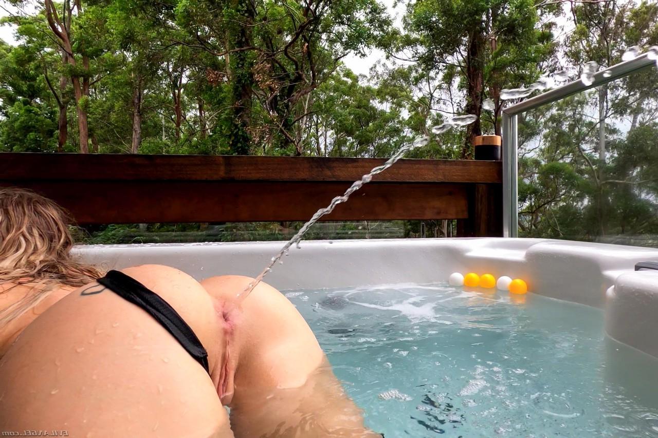 15P Scarlet Chase squirts while sporting a butt plug prior to giving a POV blowjob