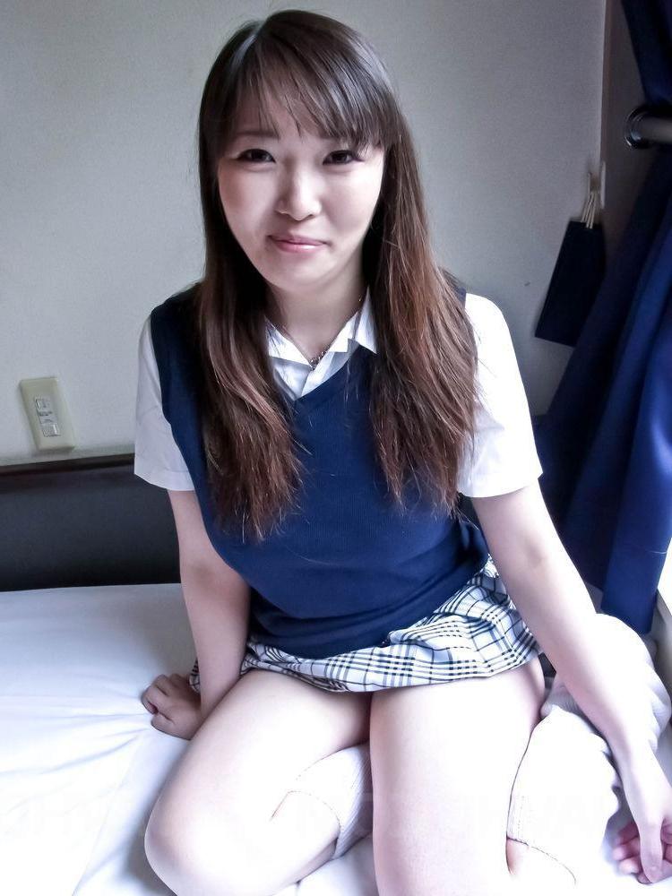 15P Das jung aussehende japanische Mädchen Haruka Ohsawa entblößt ihre vollen Brüste