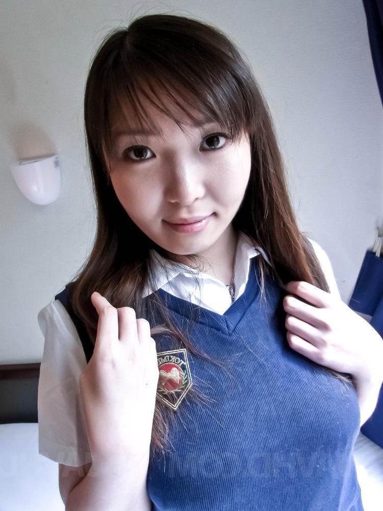 15P Das jung aussehende japanische Mädchen Haruka Ohsawa entblößt ihre vollen Brüste