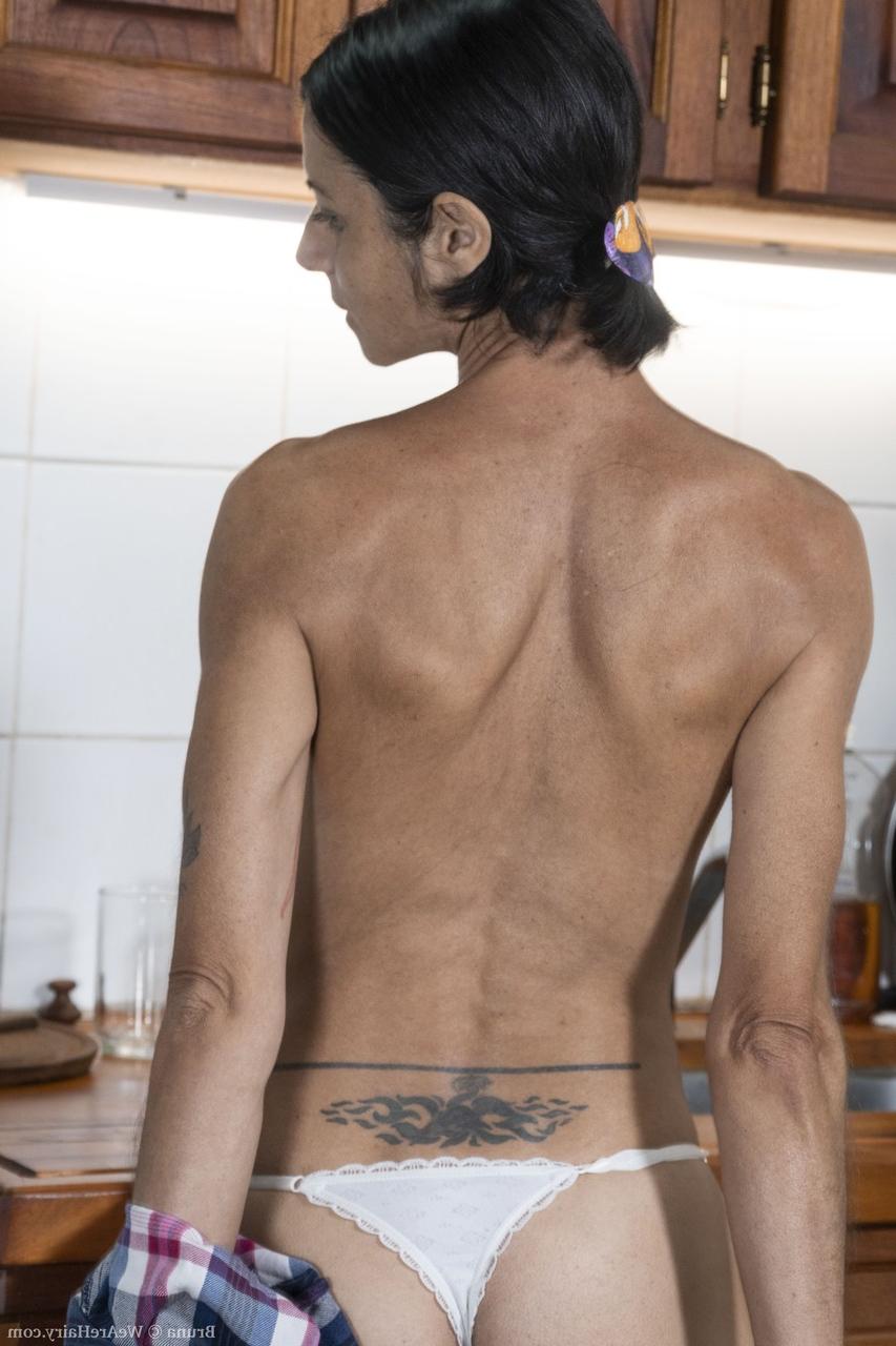 20P Bruna, maman amateur aux petits seins, se déshabille et exhibe sa chatte poilue.