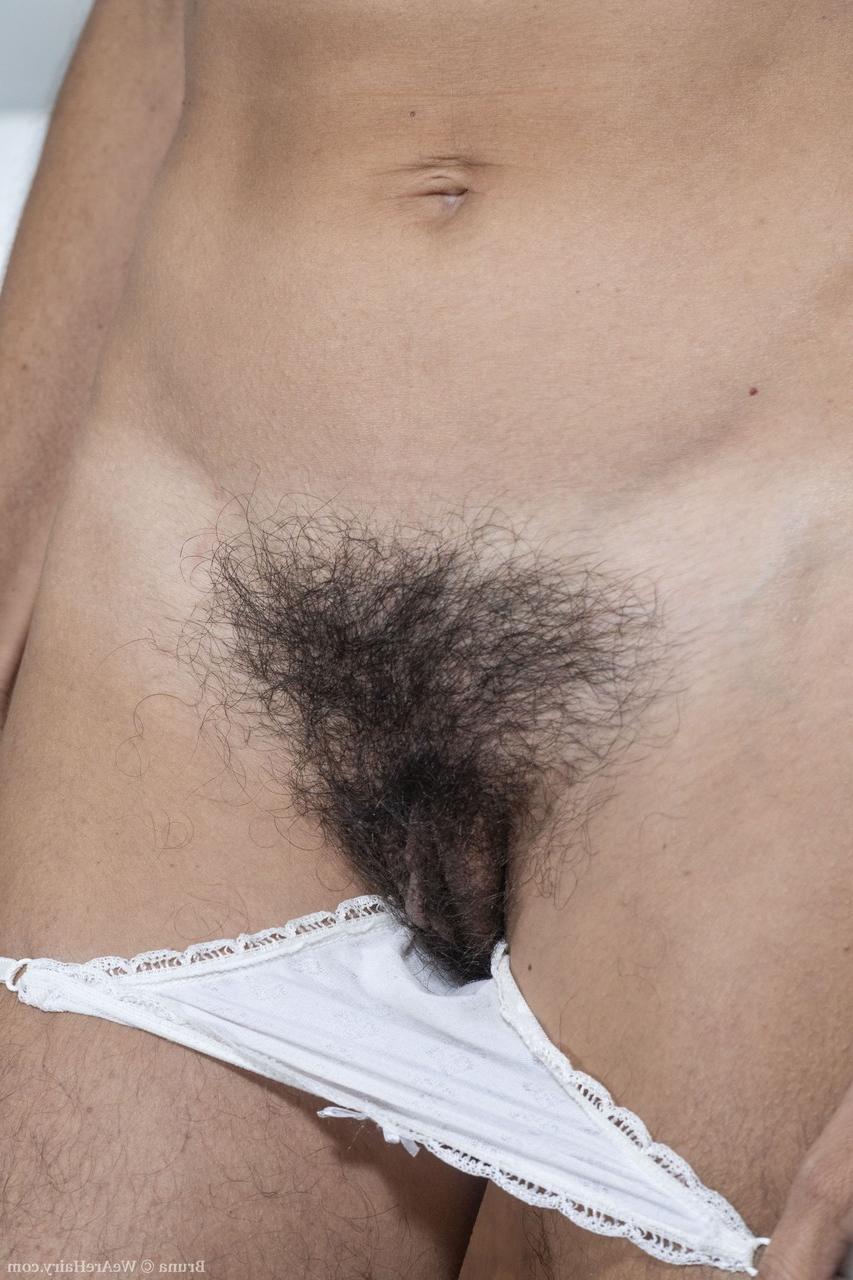 20P Bruna, maman amateur aux petits seins, se déshabille et exhibe sa chatte poilue.