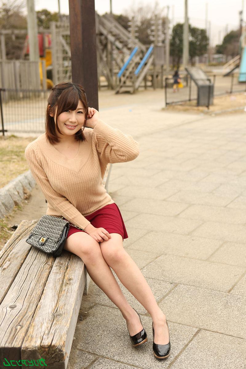 20P La japonesa tetona Sakura Kirishima hace una paja cubana y folla duro