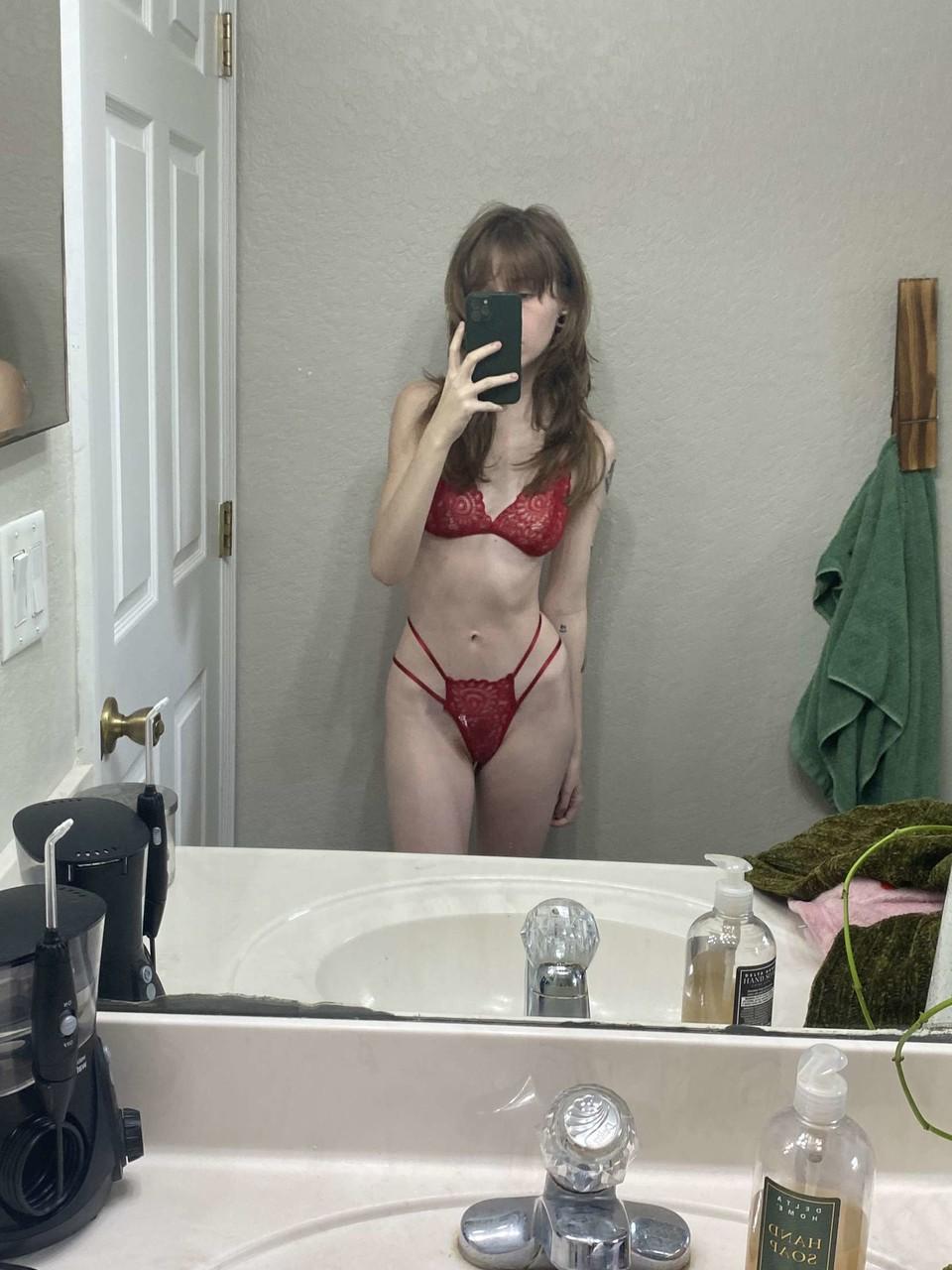 13P 小柄な美女ティーンジー・ベラが赤いランジェリーでからかいながら熱いお尻を披露