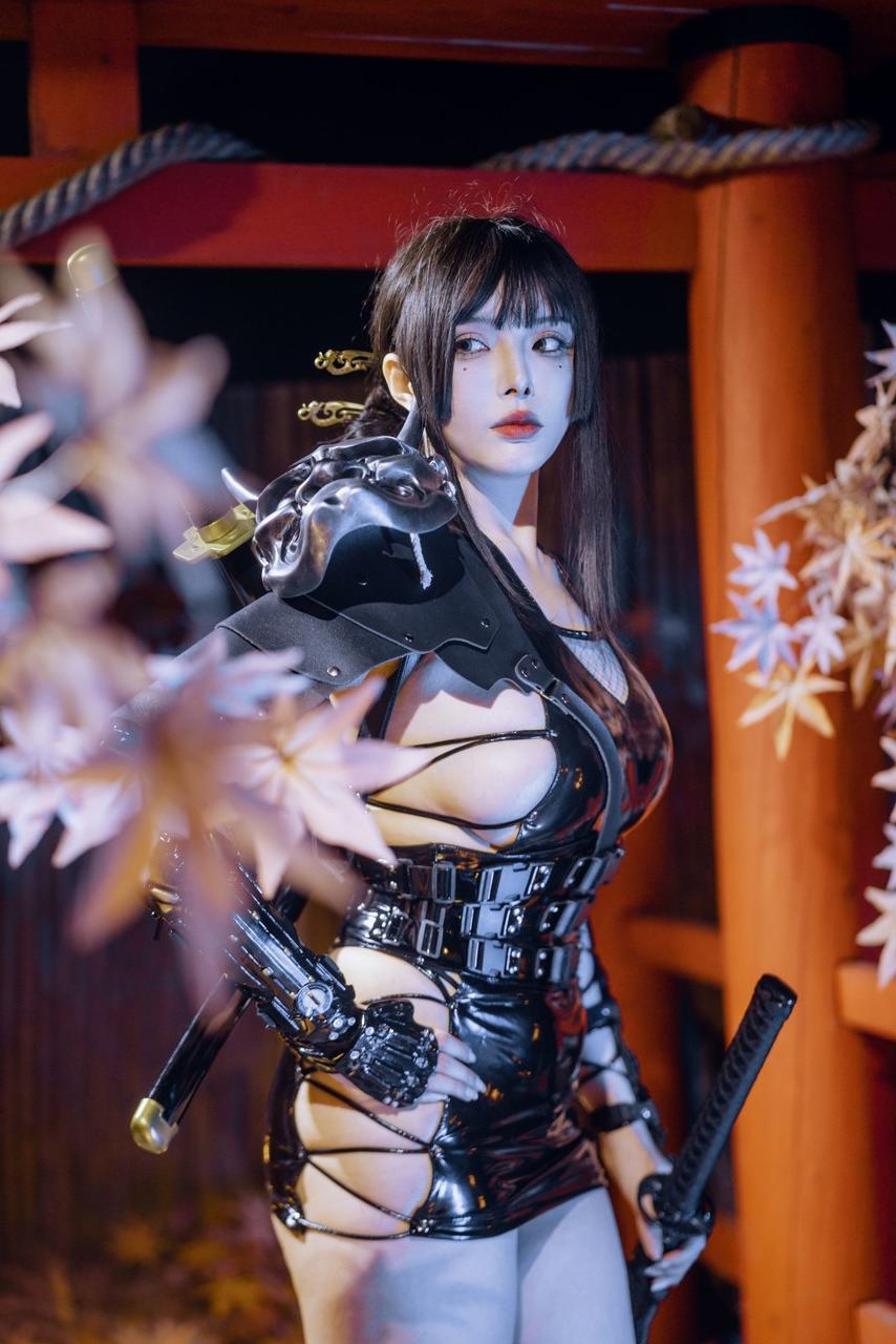 10P Sexy asiatische Ninja-Frau zeigt oben ohne ihre großen Brüste