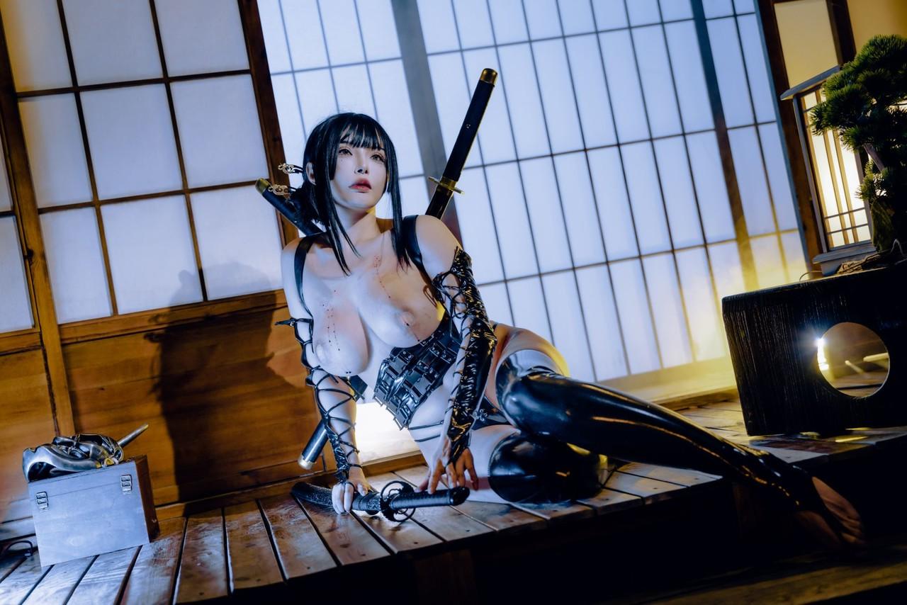 10P Sexy asiatische Ninja-Frau zeigt oben ohne ihre großen Brüste