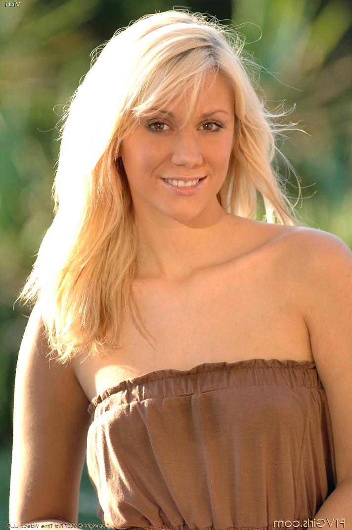20P La glamurosa Vicki expone su gran trasero y su bonito coño al aire libre