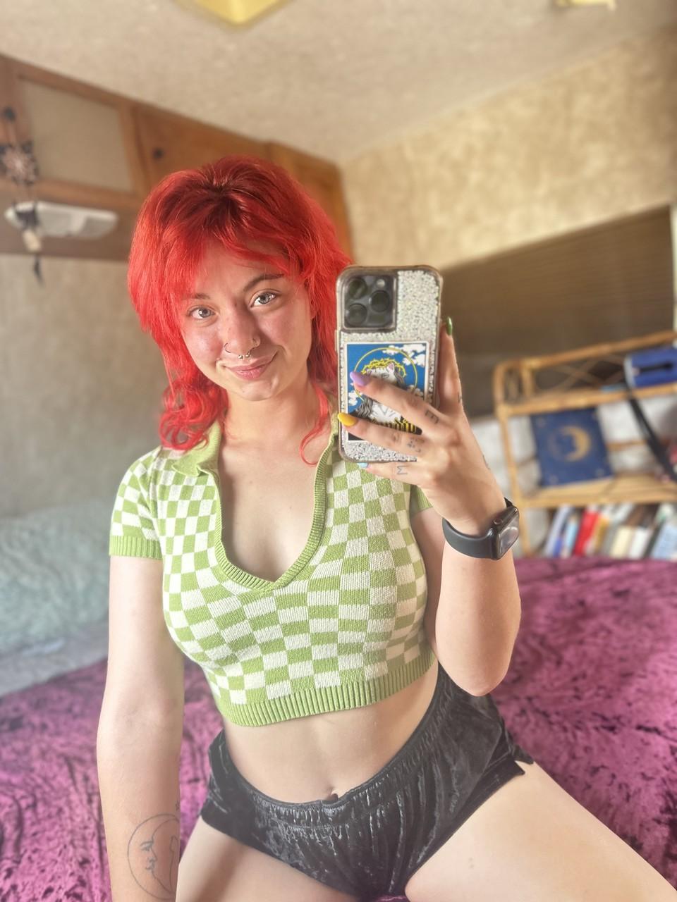 14P Озорная розоволосая крошка Эбби соблазнительно позирует соло из OnlyFans