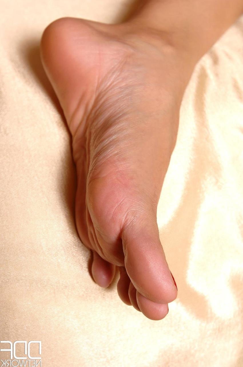 20P Pretty babe Danika teasing with her pedicured toes & her oiled feet
