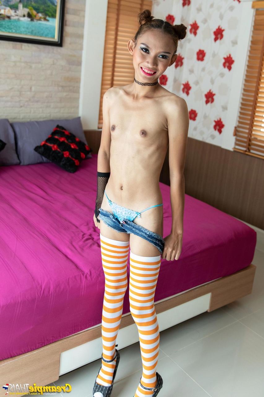 20P A adolescente tailandesa Naphasorn tira as meias e os saltos altos e mostra a bunda e o regalo