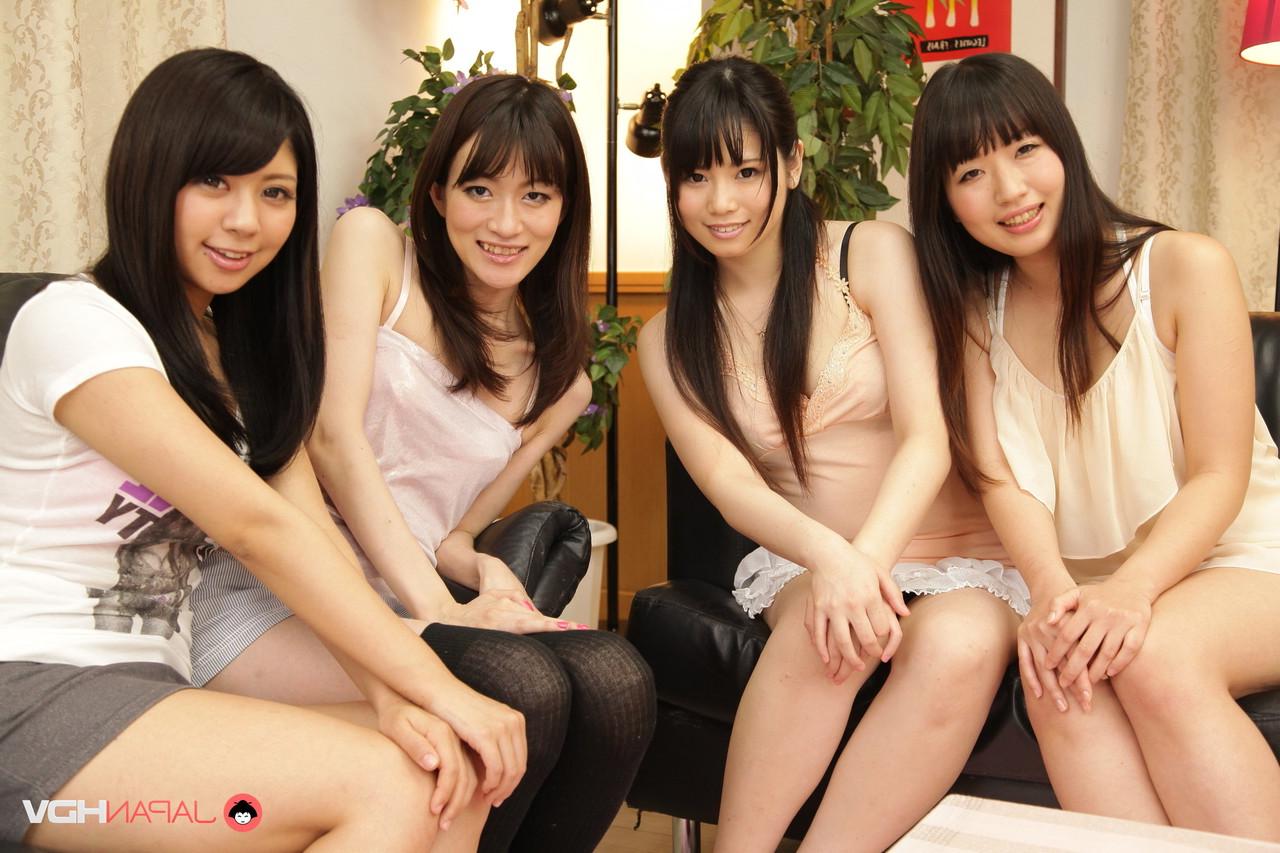 15P Um grupo de lindas garotas japonesas fica nua enquanto os garotos observam