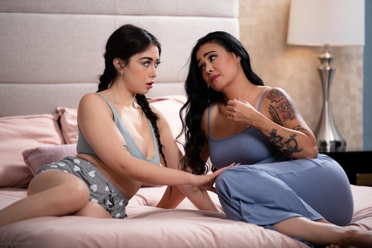 15P Dana Vespoli a des relations sexuelles lesbiennes interraciales avec sa belle-fille Chloe Surreal