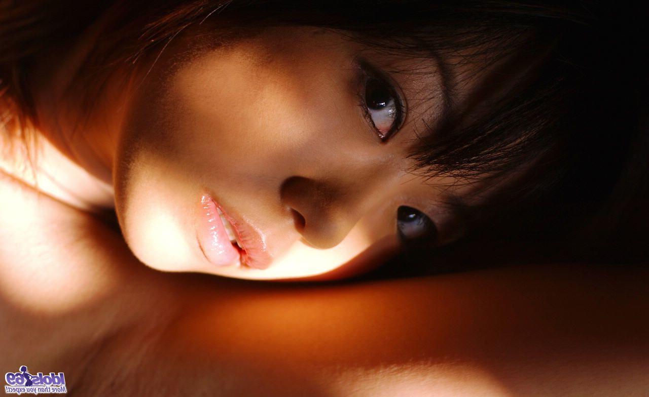 16P A modelo japonesa Saki Ninomiya expõe seu arbusto peludo após uma visita ao mercado