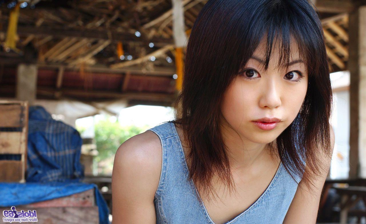 16P A modelo japonesa Saki Ninomiya expõe seu arbusto peludo após uma visita ao mercado