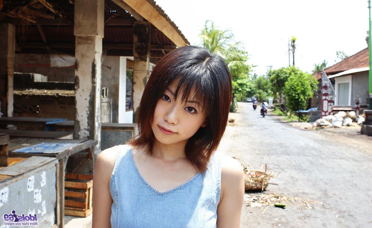 16P A modelo japonesa Saki Ninomiya expõe seu arbusto peludo após uma visita ao mercado