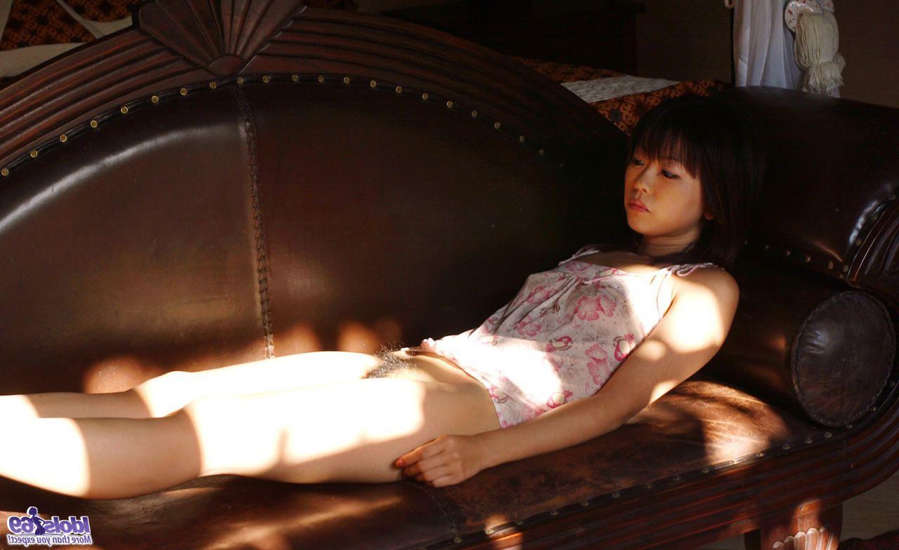 16P A modelo japonesa Saki Ninomiya expõe seu arbusto peludo após uma visita ao mercado