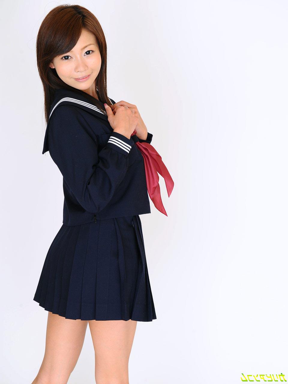 12P Yuri Aine, une asiatique de 34 ans, se fait baiser la chatte poilue avec des jouets sexuels et suce une bite