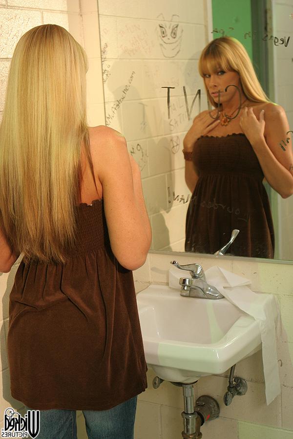 18P Loira MILF Nicole Sheridan expõe seus peitos grandes e buceta gostosa na escada