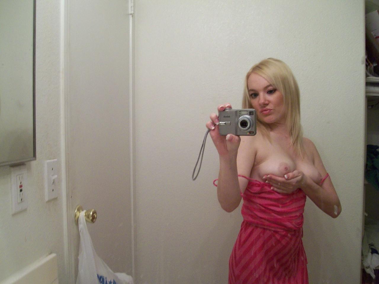20P Die Amateur-Füchsin Jayden Jaymes entblößt ihre großen Titten und ihren Hintern im Spiegel