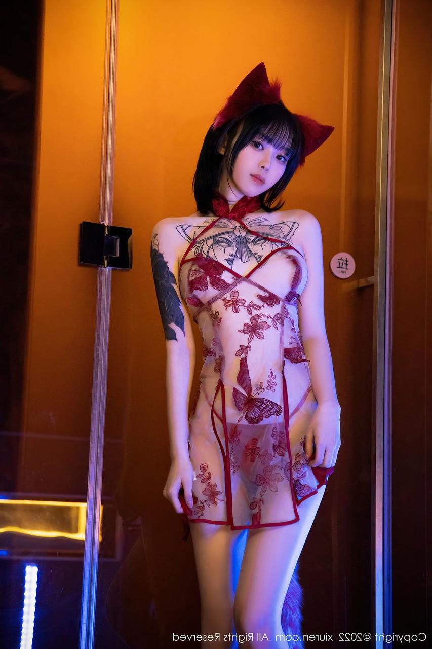 10P Une jolie asiatique montre son plug anal tout en se taquinant en lingerie sexy.