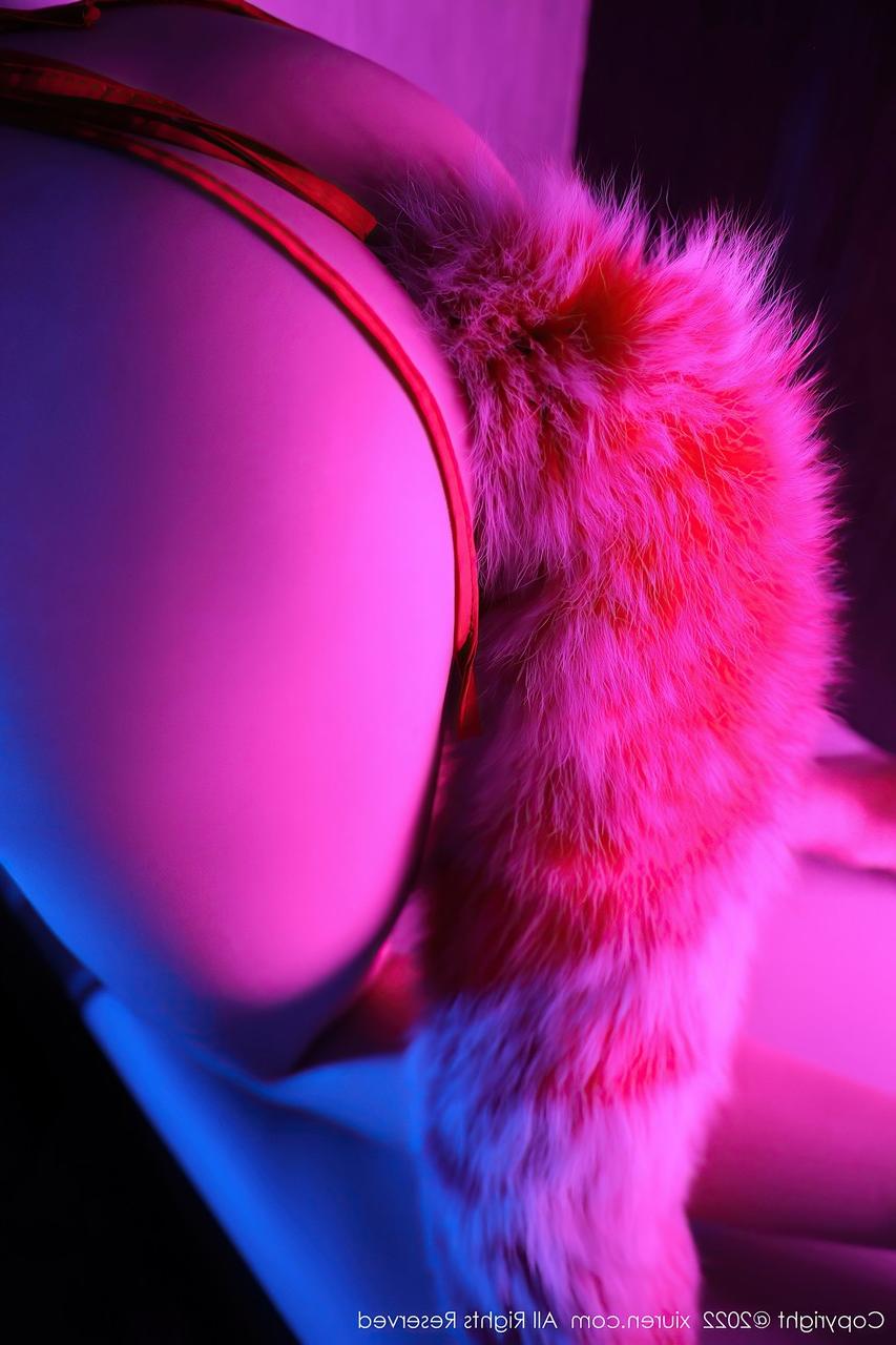 10P Une jolie asiatique montre son plug anal tout en se taquinant en lingerie sexy.