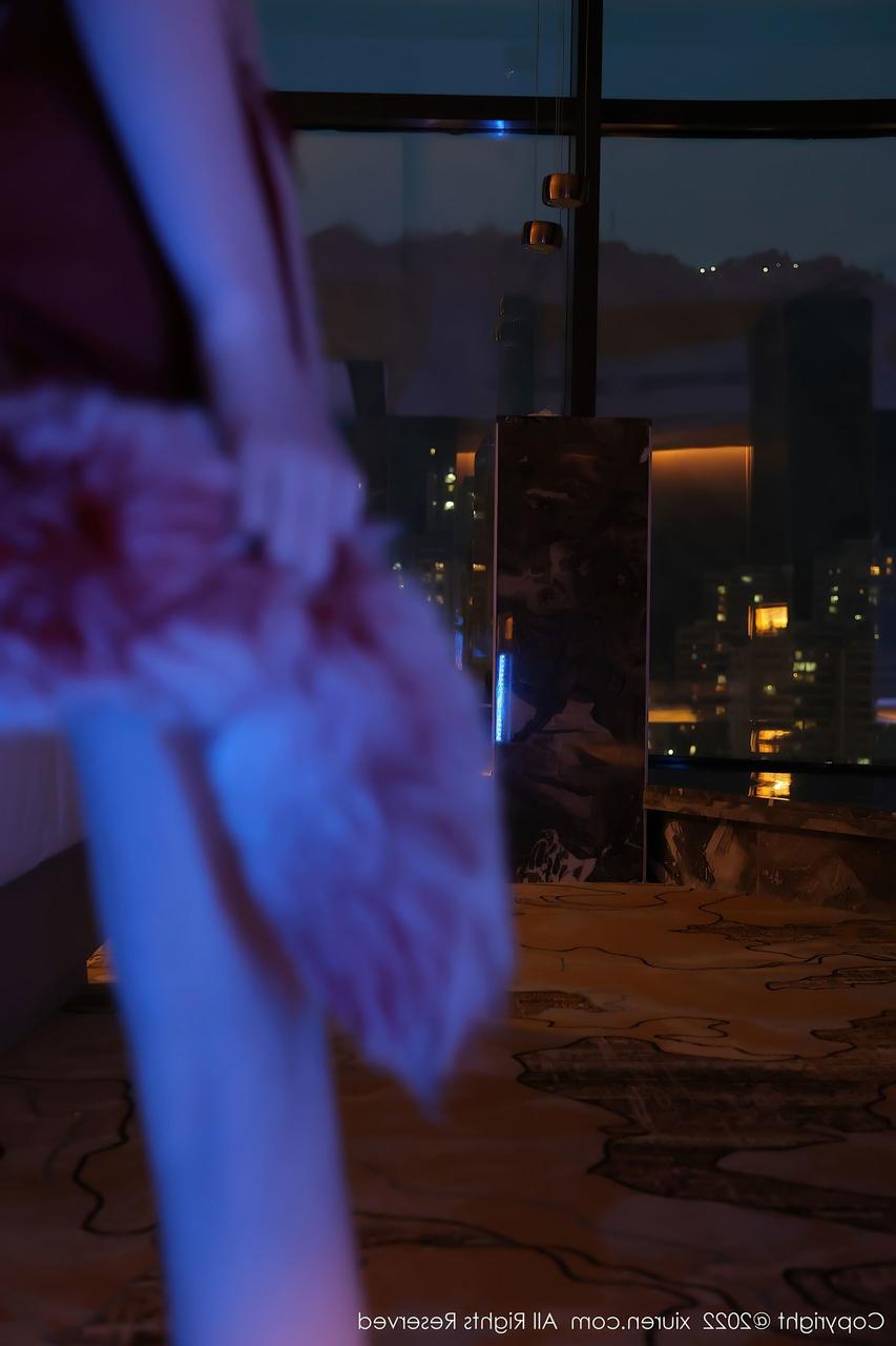 10P Une jolie asiatique montre son plug anal tout en se taquinant en lingerie sexy.