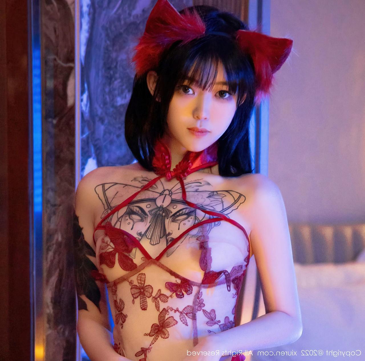 10P Une jolie asiatique montre son plug anal tout en se taquinant en lingerie sexy.