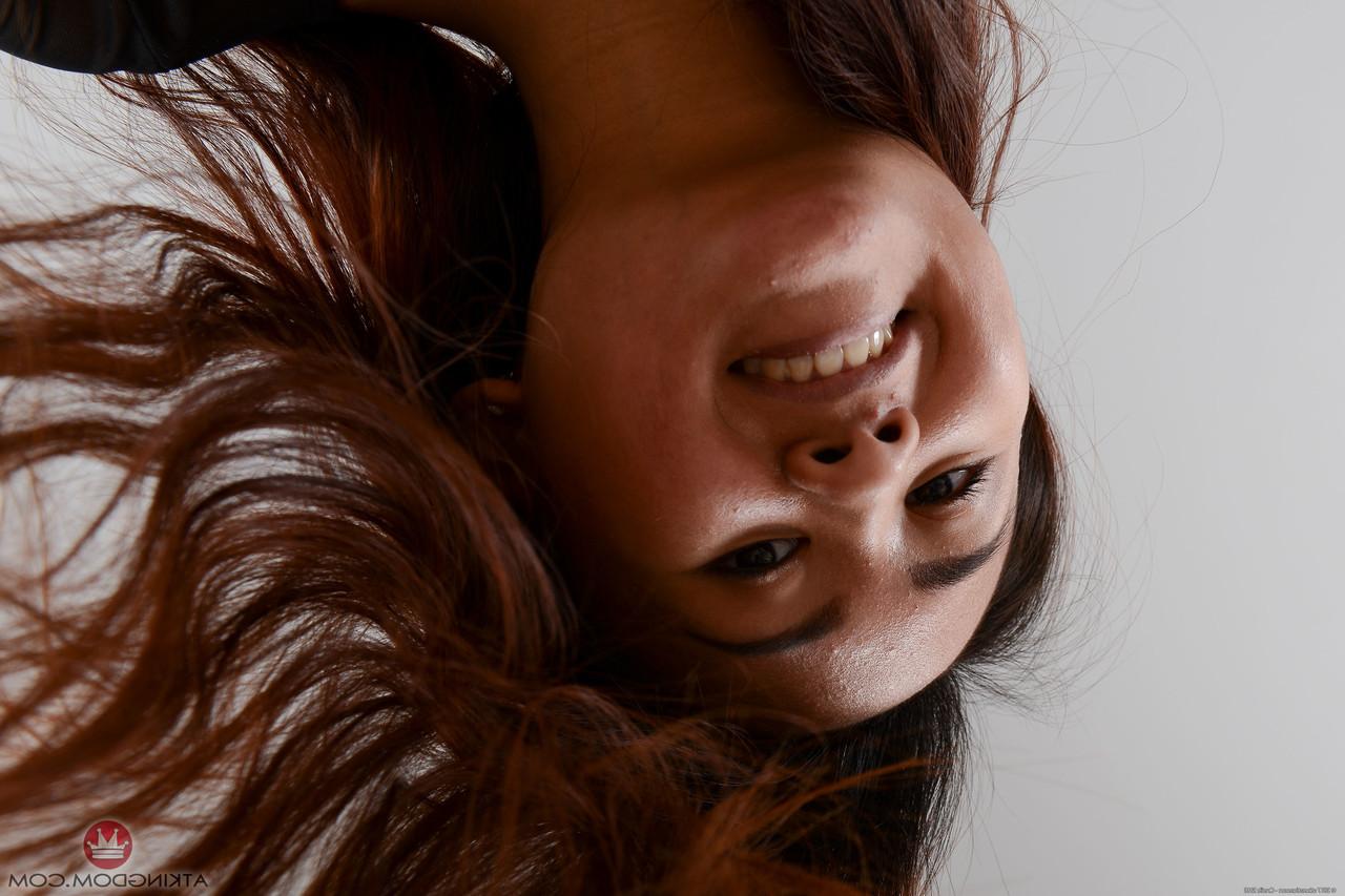 20P La guapa asiática Elle Voneva exponiendo su fantástico coño sin afeitar y su cuerpo caliente