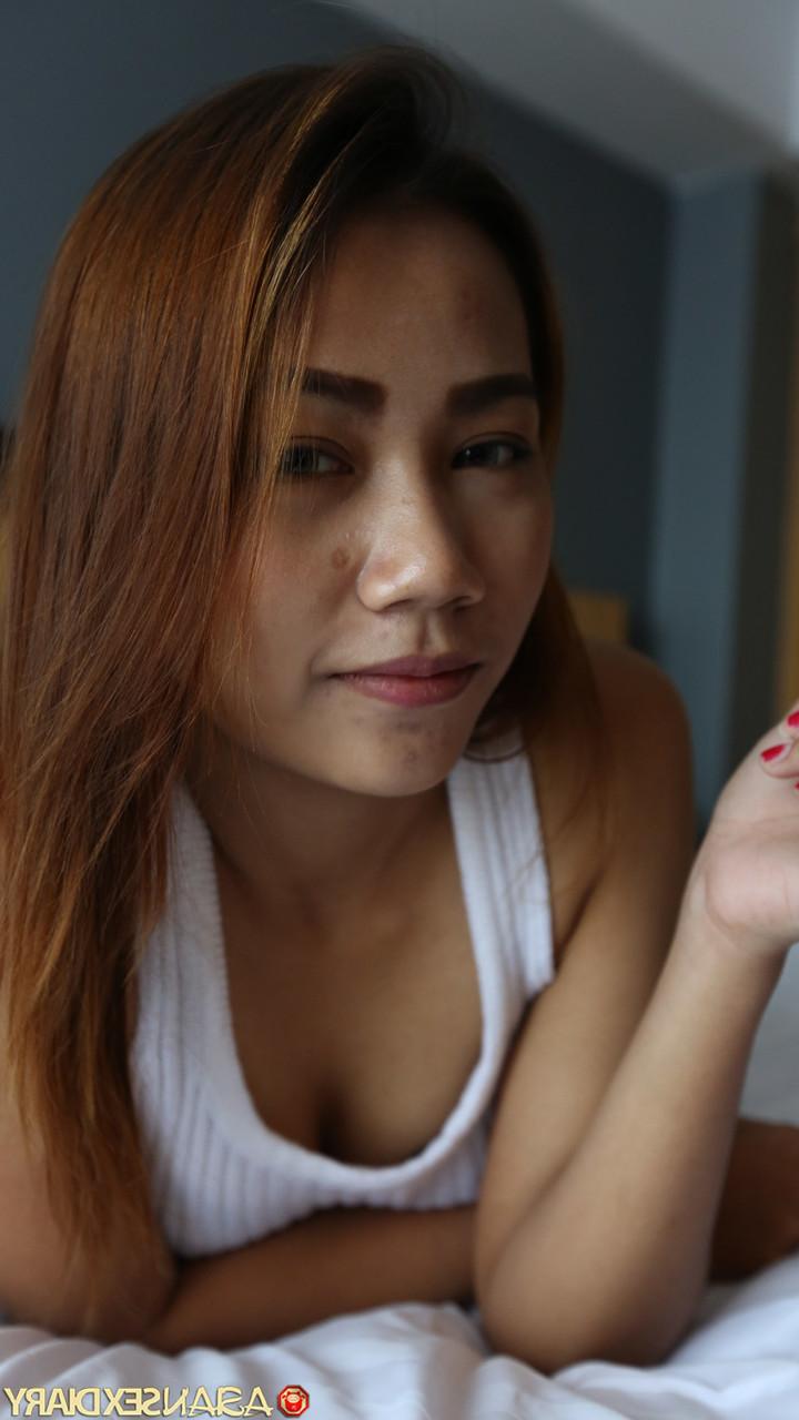 20P A adolescente asiática ruiva Meen B fica nua, dá uma punheta e fode no POV