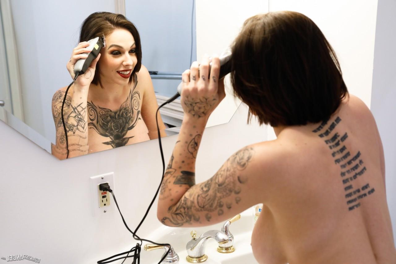 19P A garota tatuada Harlow Harrison raspa a cabeça antes do sexo com 2 caras