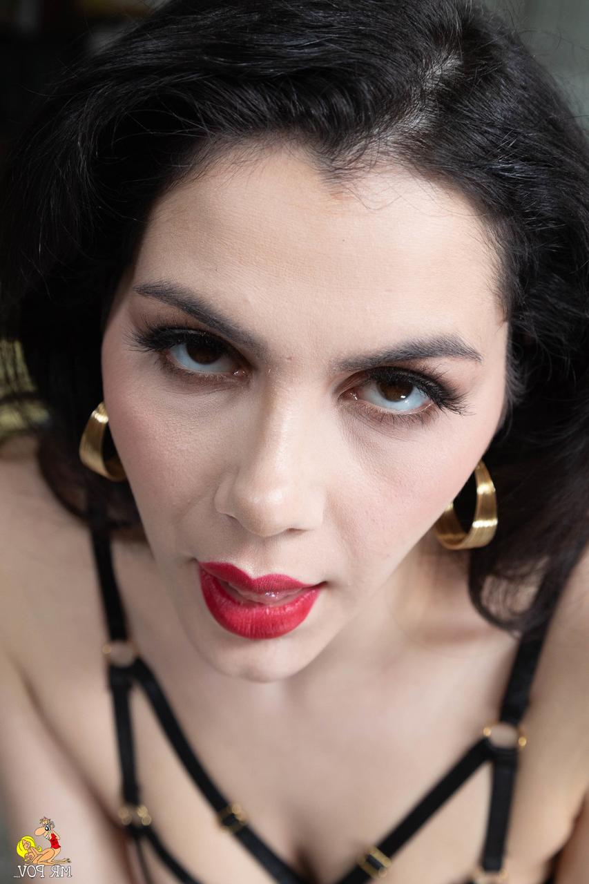15P A morena sexy Valentina Nappi faz um show de strip-tease antes do sexo anal POV