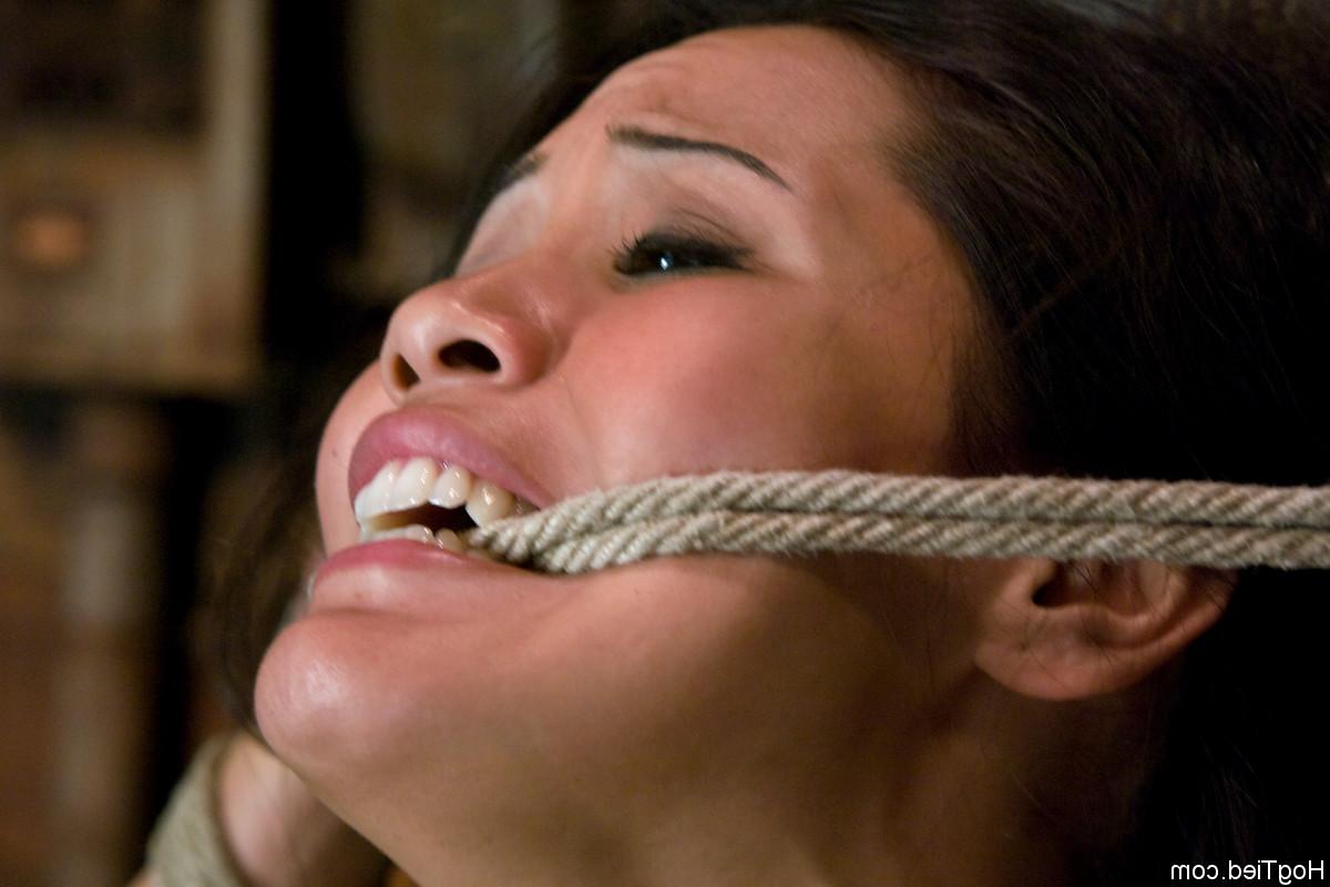 20P La tetona Jessica Bangkok es castigada con un vibrador en bondage con cuerdas