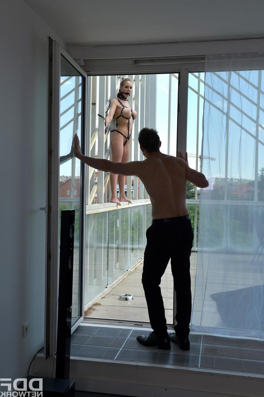 17P Florane Russell aux gros seins en bâillon et harnais exposés à l'extérieur avant le sexe anal