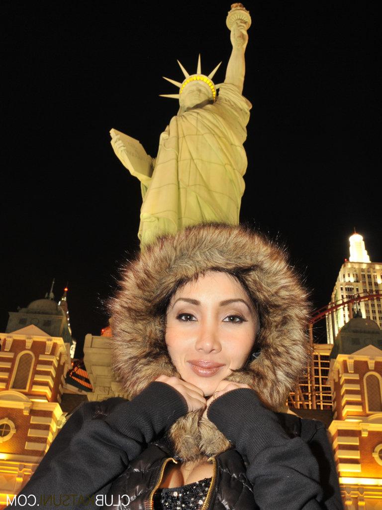 15P La estrella porno asiática Katsuni se reúne con otras estrellas porno y fanáticos en una convención XXX