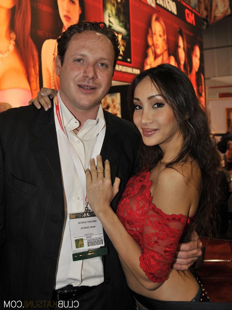15P La estrella porno asiática Katsuni se reúne con otras estrellas porno y fanáticos en una convención XXX