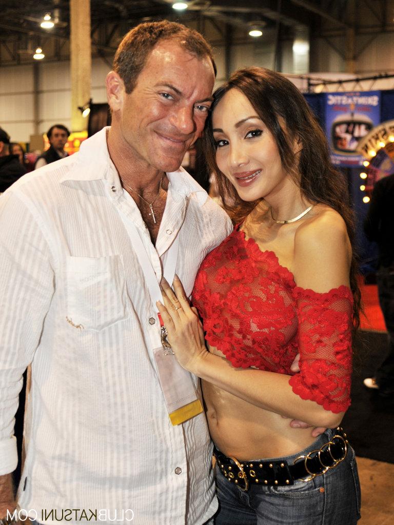 15P La estrella porno asiática Katsuni se reúne con otras estrellas porno y fanáticos en una convención XXX