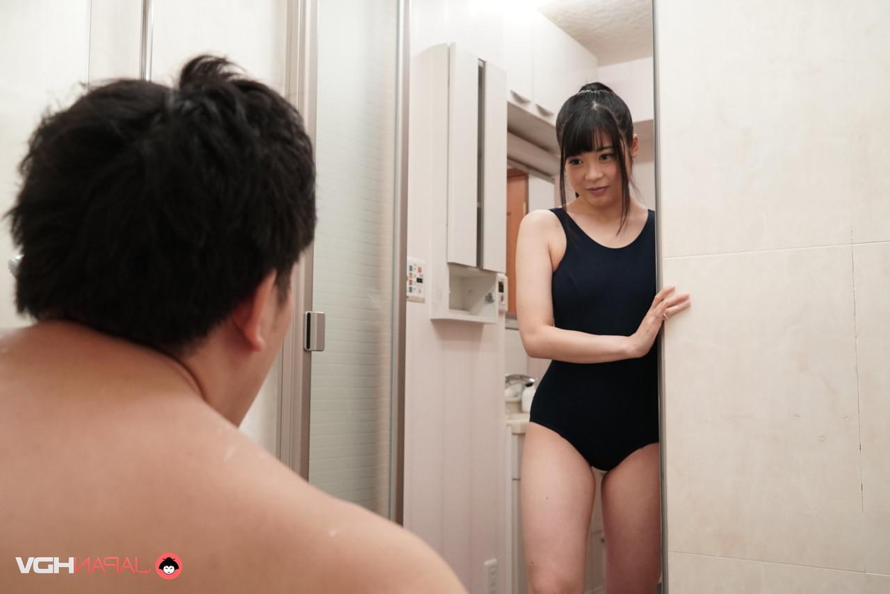 15P Das bezaubernde japanische Mädchen Runa Mizuki lutscht in schwarzer Badebekleidung einen Schwanz