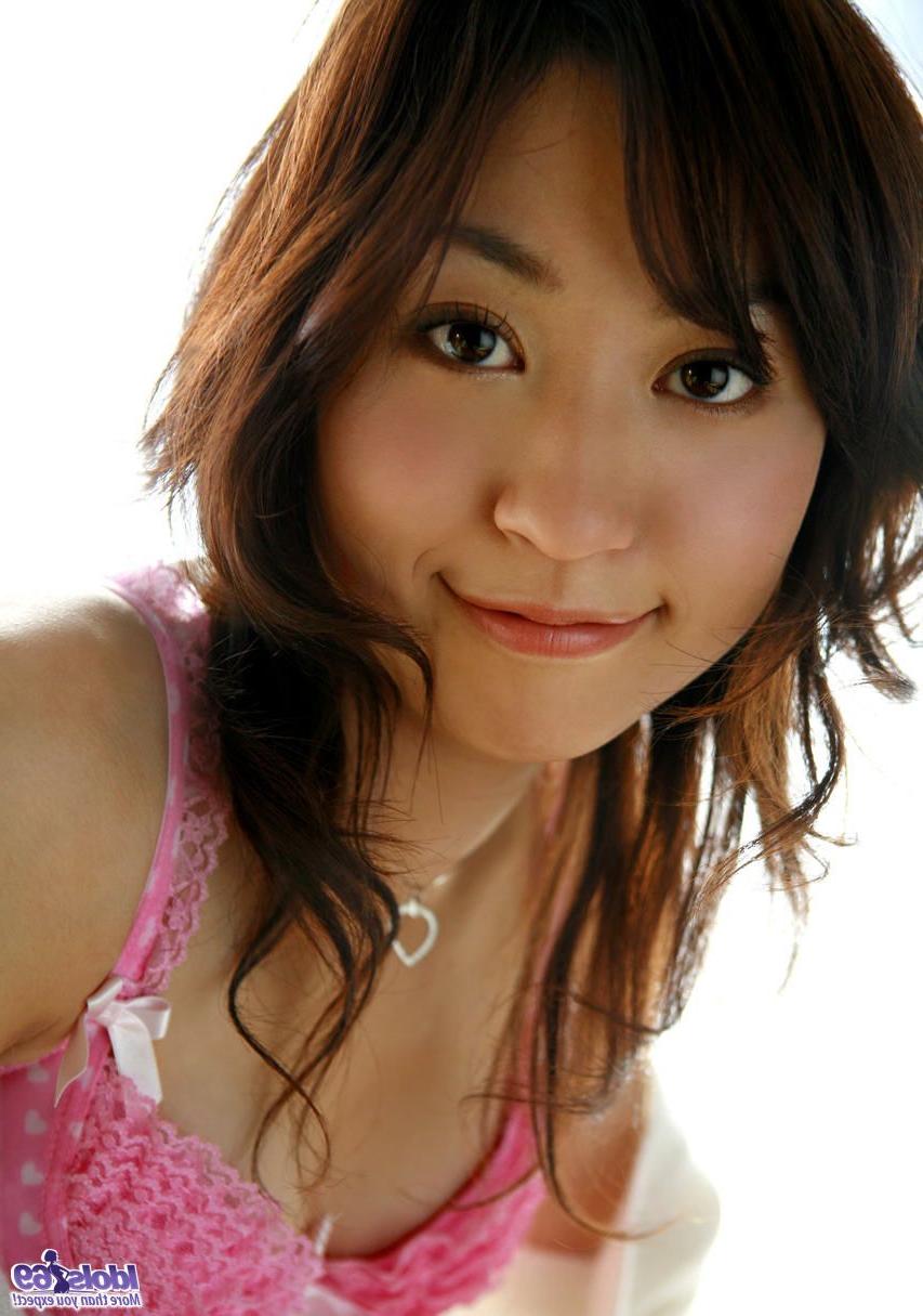 16P La joven japonesa Momo Yoshizawa muestra sus bonitos dedos de los pies antes de desnudarse