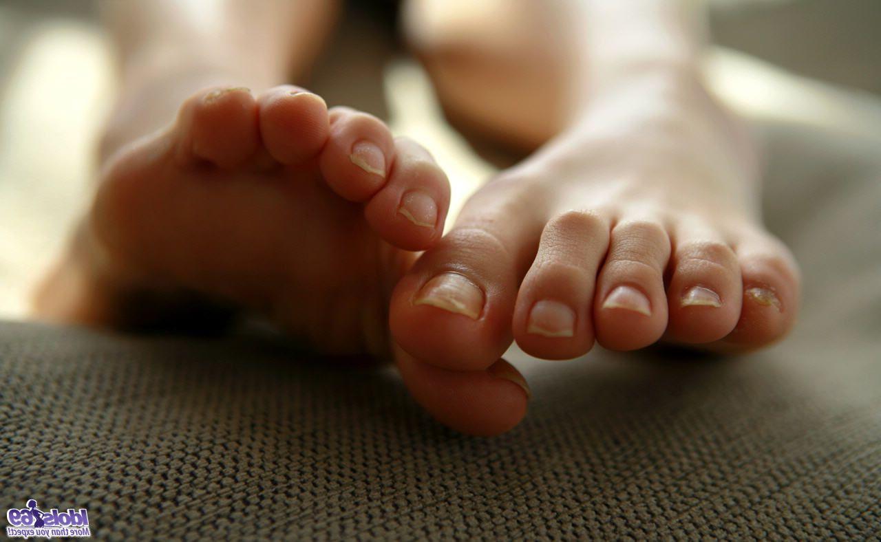 16P La joven japonesa Momo Yoshizawa muestra sus bonitos dedos de los pies antes de desnudarse