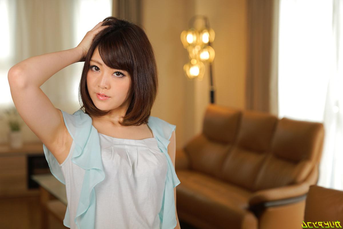 20P La petite épouse japonaise Tomoka Sakurai gicle pendant qu'elle se fait baiser dans un plan à trois.