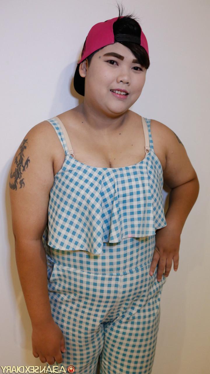 20P A gata asiática Khingkhing mostra seu corpo rechonchudo enquanto se despe para fazer sexo POV