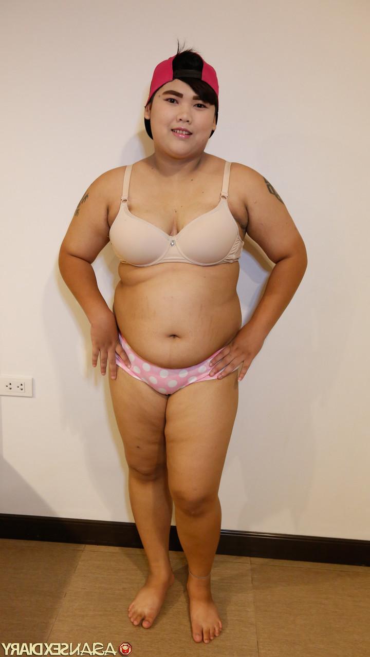 20P A gata asiática Khingkhing mostra seu corpo rechonchudo enquanto se despe para fazer sexo POV