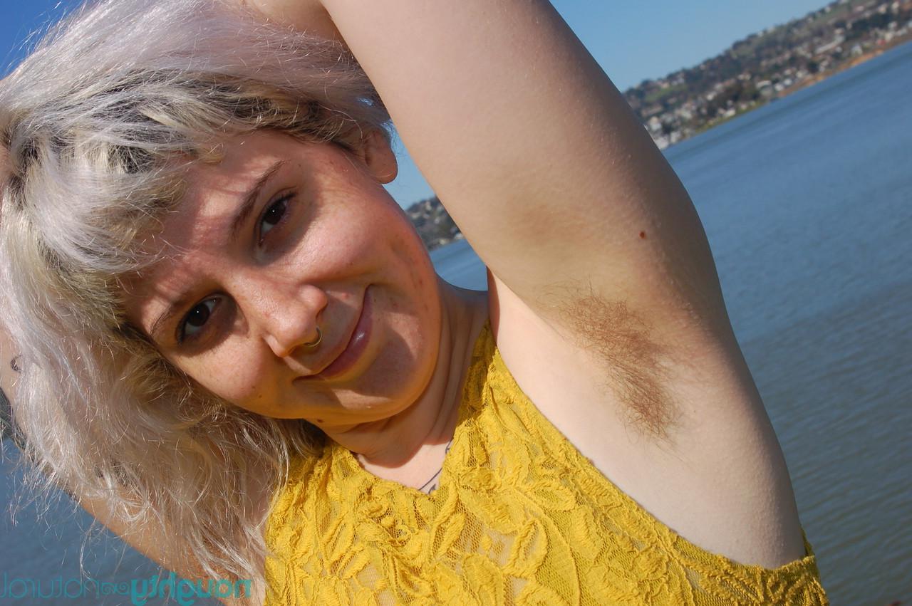 20P A amadora loira platinada Lola Pierce revela suas axilas peludas e sua vulva ao ar livre