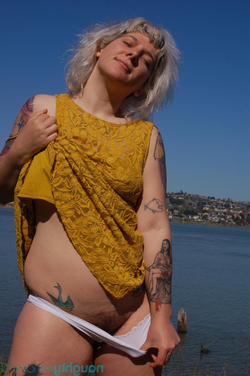 20P A amadora loira platinada Lola Pierce revela suas axilas peludas e sua vulva ao ar livre