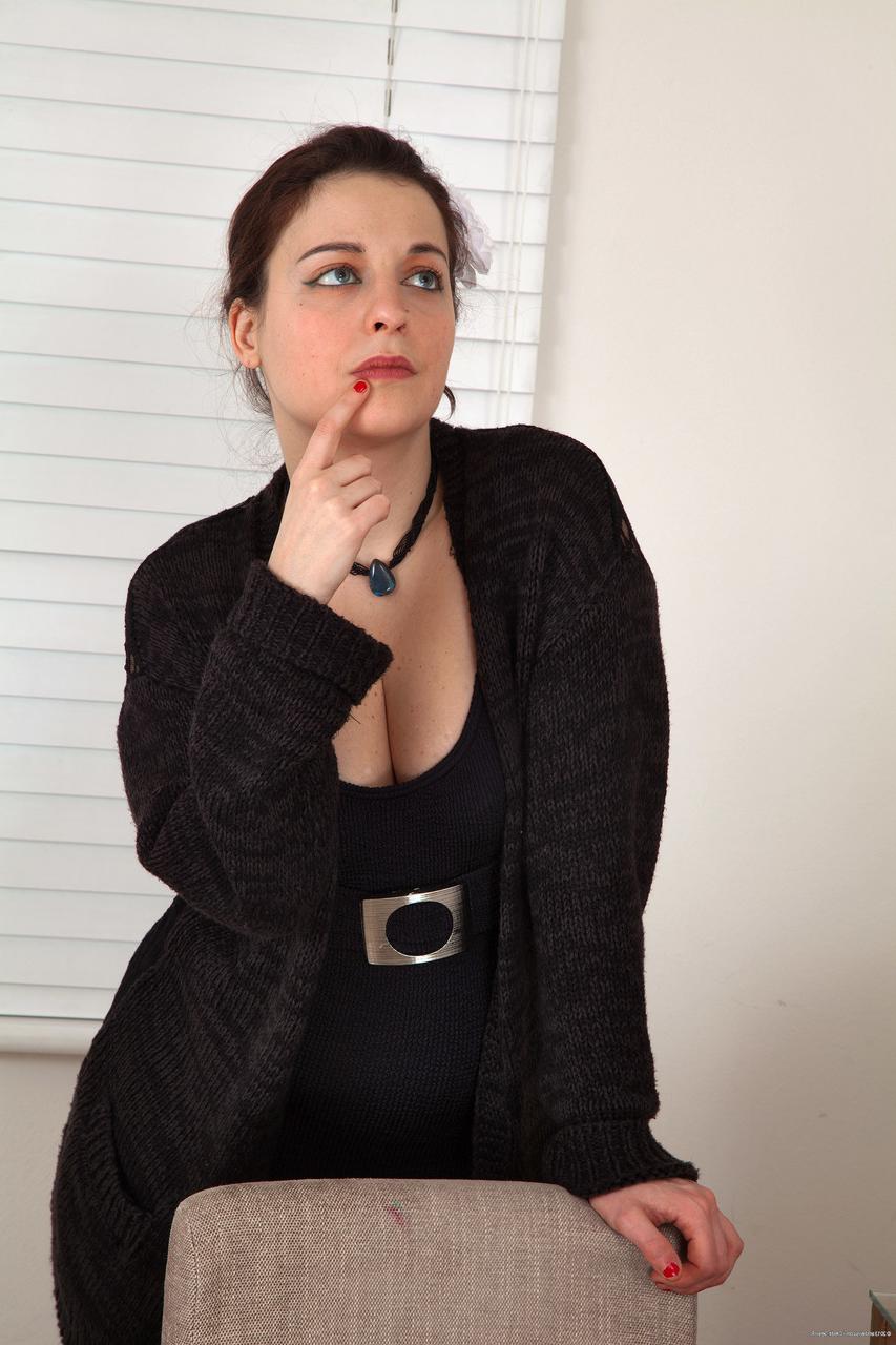 20P Das kurvige Babe Natalia spreizt bei einem sexy Striptease ihre haarige Muschi