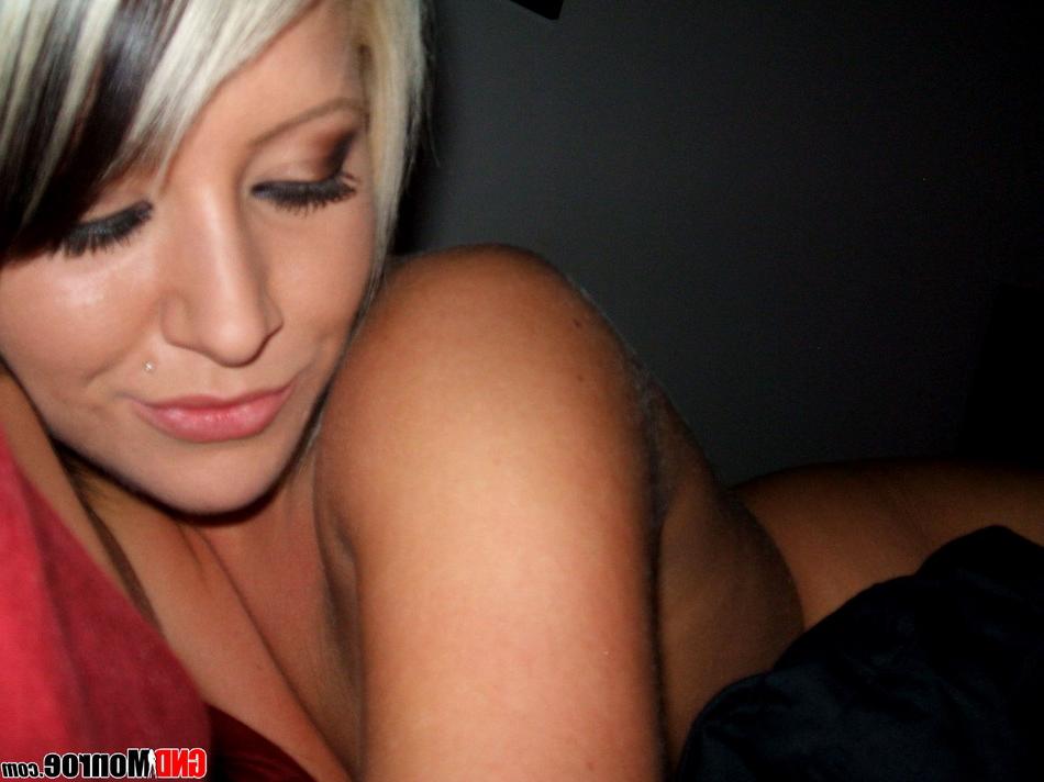 12P Rubia sucia con ojos llamativos se toma fotos de forma provocativa